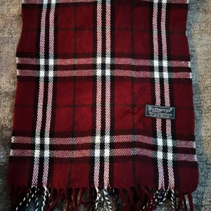 Burberry scarf - Fint skick, flawsless, bara skriva vid frågor osv!