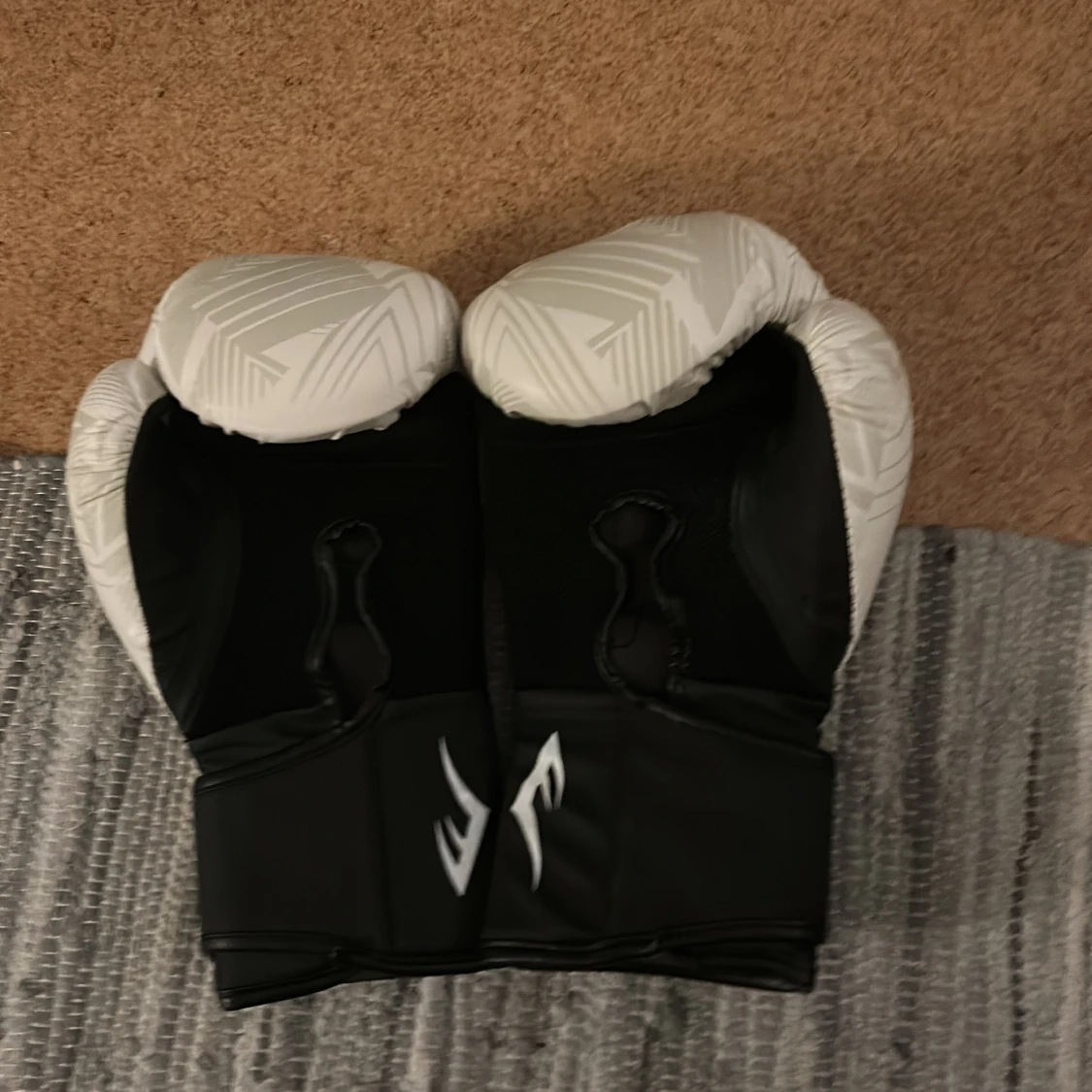 Vita boxningshandskar från Everlast - 2