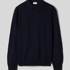 Merinoull stickad pikétröja Filippa K - Snygg mörkblå stickad pikétröja från Filippa K i merinoull. Plagget är i storlek L men passar även M! Köpt för cirka ett år sedan men inte kommit till användning och är i fabriksskick. Köpt på Volt för 1800 men säljs nu för endast 600!