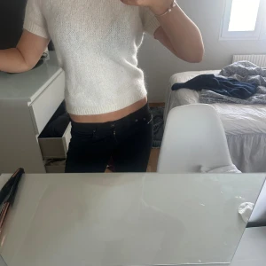 Vit stickad kortärmad tröja från lindex - Superfin vit stickad tröja från lindex med korta ärmar och rund halsringning. Tröjan har en mjuk och fluffig känsla, ribbade muddar och en klassisk, enkel design som är lätt att matcha. Perfekt för lager-på-lager under kyligare dagar.