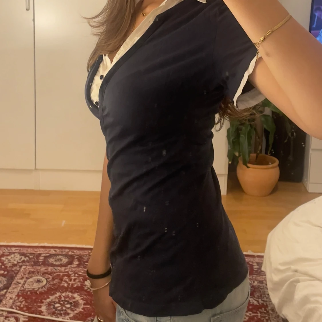 Mörkblå slim blus med vit krage - 2