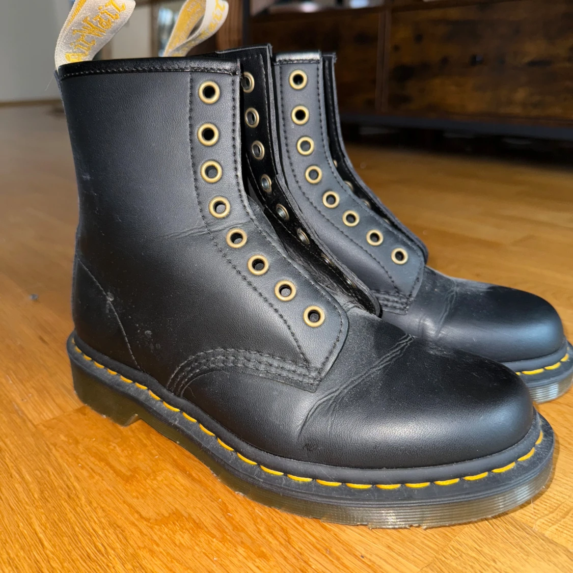 Svarta Dr. Martens boots i veganskt läder