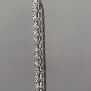 Det är ett armband och halsban  - Två silvriga armband med unika stjärnformade länkar som ger en glittrig och cool look. Perfekt för dig som vill sticka ut med detaljerade smycken. Armbanden har en tunn kedja och är lätta att matcha med andra accessoarer.och Det är äkta silver. Om det är inte äkta du kan returnera det, du har två dagar på dig att kontrollera det 