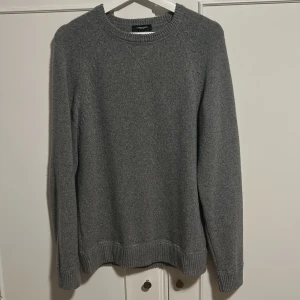 Grå stickad tröja från Lawrence Grey - Grå stickad tröja från Lawrence Grey. Nypris: 3000 kr