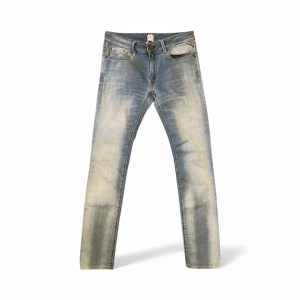 Replay jeans - Ett par schysta byxor av märket Replay. Är en perfekt julklapp till brorsan, farsan eller kompisen. Byxorna är i storlek W30 L32 (små i storleken). 