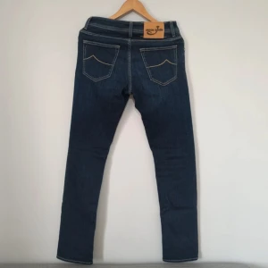 Jacob Cohën jeans - Säljer ett par Jacob Cohën Style 622  i en stilren mörkblå tvätt. Jeansen är i väldigt fint skick och håller den kvalitet märket är känt för. Perfekt för dig som vill ha tidlös premiumdenim med lyxkänsla och bra fit - funkar lika bra dressat som till vardags.
