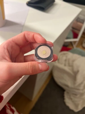 Depend Shimmer Cream ögonskugga - Säljer en Depend Shimmer Cream ögonskugga i en liten rund plastburk. Färgen är ljusbeige med skimrande finish, perfekt för att ge ögonen extra glow. Innehåller 1 gram och är enkel att applicera med fingertoppar eller borste.