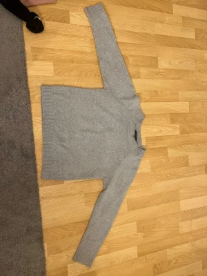 Grå stickad tröja med rund hals - En en grå stickad tröja från Vero Moda den är hålig på vissa ställen så därför jag säljer den för 20 kr men om någon vill köpa den för 10kr så går det jättebra 