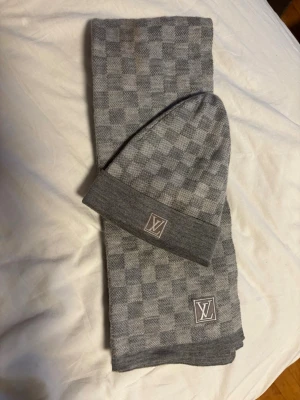 Louis Vuitton mössa och halsduk set - Fint louis Vuitton set med möss och halsduk. Storlek Onesize hör av dig vid fler frågor😀