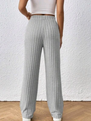 Grå ribbade mjukisbyxor wide fit - Säljer ett par ljusgrå ribbade mjukisbyxor med breda ben och hög midja. Byxorna är stickade i mjukt material och har en relaxed, loose passform. Perfekta för chill dagar eller när du vill vara extra bekväm.