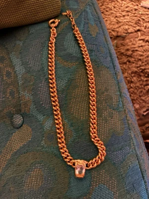  Halsband från Maria Nilsdotter - Chunky Chain Jaw Stone Halsband från Maria Nilsdotter. halsband görs inte längre.  justerbar kedja mellan 42-47 cm. Det är 18k guld-Plating omkring 925 silver. Knappt använt. Skriv om du vill ha mer bilder eller specifika bilder   Pris kan absolut dis