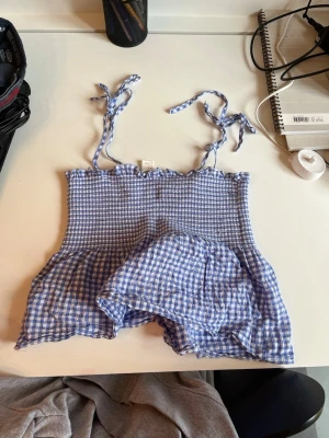 Rutig topp - Rutig volang topp från hm, perfekt till sommaren!🤍 Storlek S