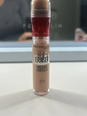 maybelline concealer🙌🙌💗 - knappt använd (se bild) säljer då den inte används!! pris kan diskuteras 🩷🩷🩷 Maybelline Instant Anti Age Eraser Multi-Use Concealer i nyansen 01. Kommer i en smidig tub med inbyggd svampapplikator och röd detalj på korken. Perfekt för att täcka mörka ringar och ojämnheter med en naturlig finish.