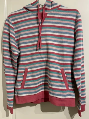 Randig tunn hoodie  - Söt tunn hoodie från Papaya. 100% bomull och normal passform.