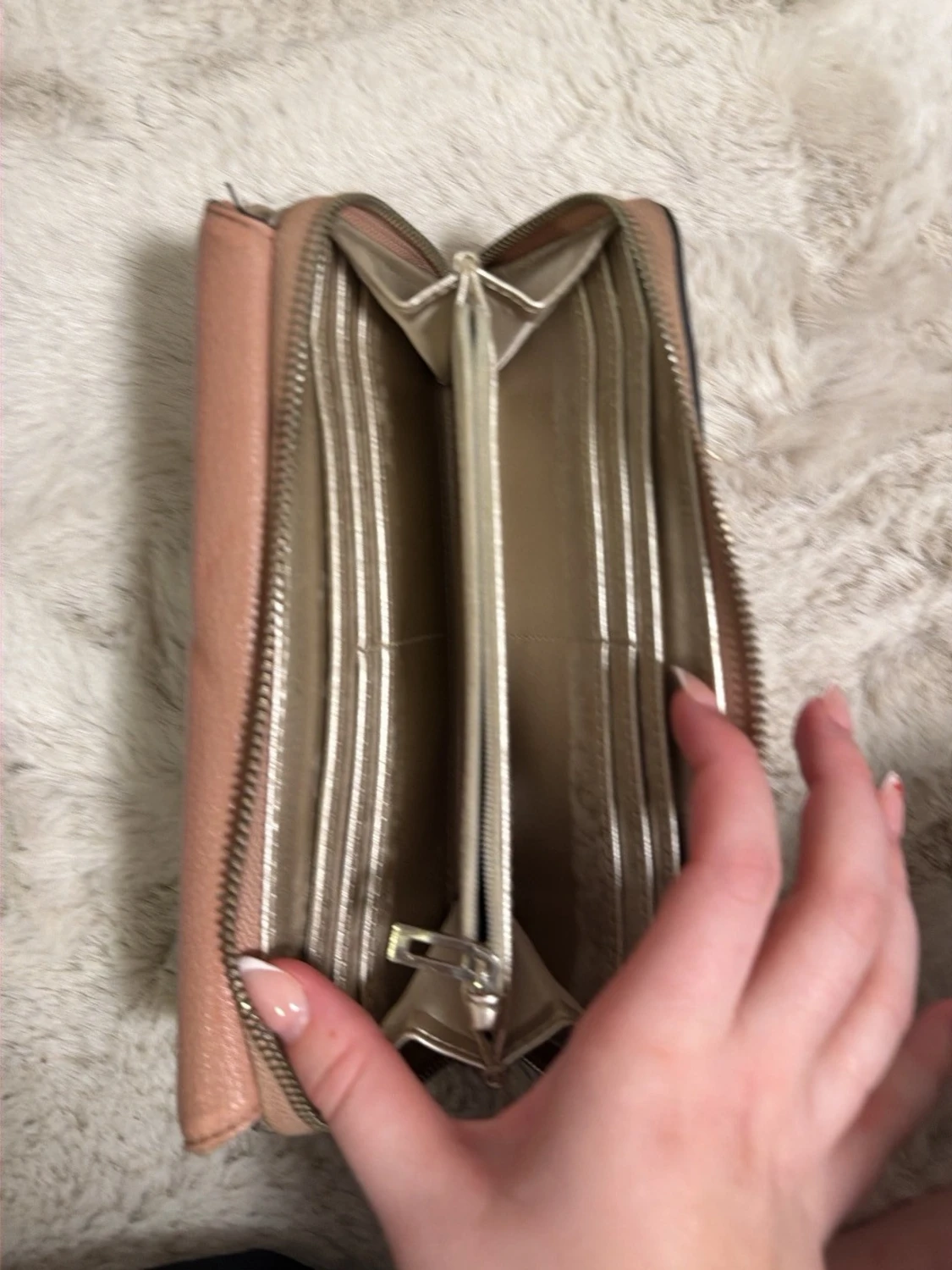 Rosa plånbok från Guess med dragkedja - 2