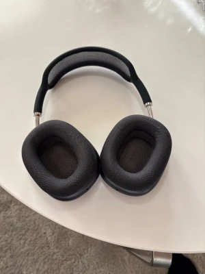 AirPods Max - Säljer nu mina AirPod Max  Köpta begangnade för några månader sedan men funkat felfritt sen ja köpte de,. Pris kan diskuteras.  Fick de nya i julklapp där av ja säljer dessa. som sagt köpte begangnade men funkar felfrit under 1 år tid, och säljs då ja  fick den nya generationen i julklapp. Och dessa nummer ej kommer till användning