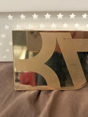 Beauty Act Highlighter Palett  - Snygg highlighterpalett från Beauty Act med fyra skimrande nyanser i champagne, guld och brons. Kommer i en lyxig guldig förpackning med stor spegel. Perfekt för att ge glow till ansiktet och framhäva kindbenen.