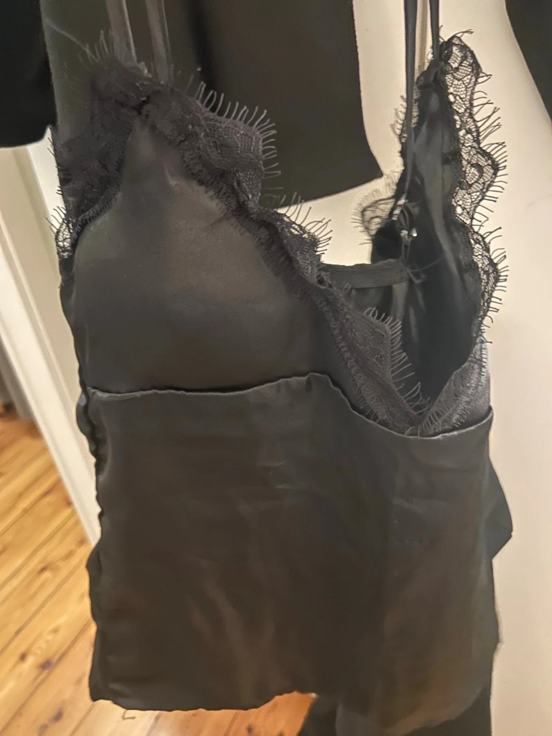 Svart  satin linnetopp med spets - 4