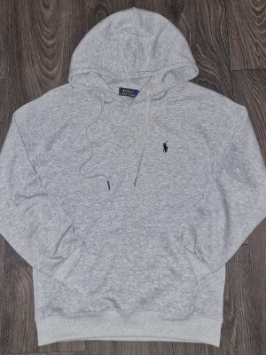 Ralph Lauren hoodie  - En grå Ralph Lauren hoodie. Säljer pga den inte passar längre.