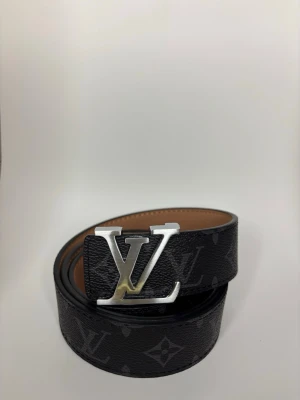 L bälte svart monogram - Helt nya oanvända bälten i olika märken, modeller och färger! Kommer bra packat samt med ett litet verktyg som du enkelt kan göra hål med ifall du skulle behöva det. Vi postar allas ordrar inom 24h för att du ska få ditt paket så fort som möjligt! Använd helst instabox men PostNord funkar också! 