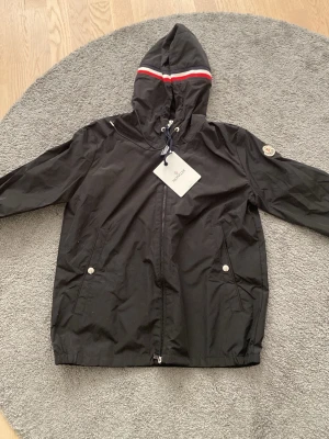 Moncler Vindjacka Svart - Moncler Windbreaker. Storlek 1 (Motsvarar S). NFC scan fungerar. Fråga gärna för fler bilder eller funderingar. Kan gå ner lite e pris. Fraktar oftast samma dag💯