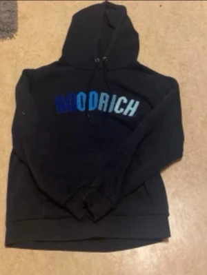 Hoodrich hoodie - En skön och fin stilig hoodie av märket hoodrich väldigt snygg Ochså i annonsen finns det bilder hur det ser ut när man har på sig den inte mycket använd. Storlek XS . Den passar 160-175