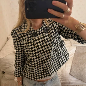 Hundtandsmönstrad kappa - Superfin jacka i svart/vit❤️❤️ lite kort på mig som är 177cm lång, liten i storlek