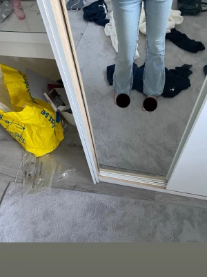 Bootcut ljusblå jeans  - Säljer ett par ljusblå bootcut jeans från Perfect Jeans i storlek 32 short de är använda ett par gånger men är mycket fina jeansen är från Gina vuxen short ny pris på dessa när jag köpte dem va 500kr säljer pga jag fick många nya jeans i julklapp och tror inte dessa kommer användas skriv för frågor och annat 💗