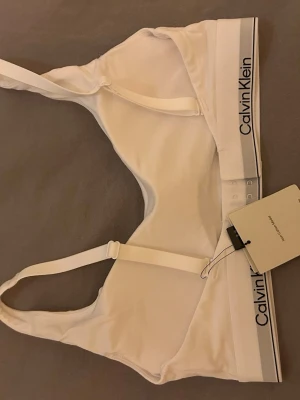 Nyinköpt Calvin Klein bh - Nyinköpt Calvin Klein bh i strl. M. Köpt i fel modell så inte ens testad. 