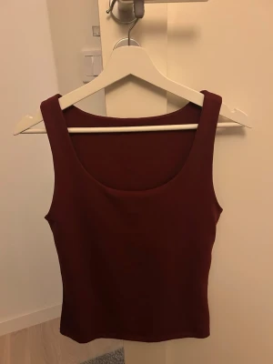 Linne  - Fin linne från vero Moda i strl. S. Perfekt för finbjudninfar eller fester då tyget är silkes liknande och inbyggt tyg i övre delen. 