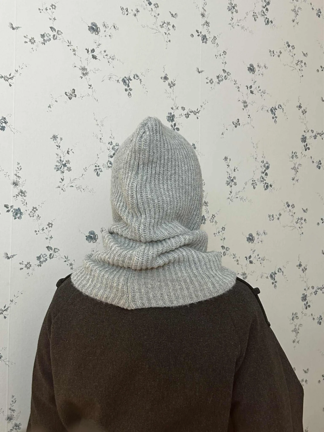 Ljusgrå stickad huva med snörning - 2