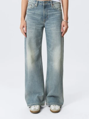 Blå baggy jeans monki - Det är inte samma jeans som på första bilden! Jag köpte jeansen för flera år sedan från monki men de var för stora och jag tänkte vänta några år. Men jag ska inte bli längre så jag kan tyvärr inte ha dem. Eftersom de inte finns längre valde jag en bild på ett par jeans som ser likadana ut, men de jag säljer har en lite klarare, blåare färg. Jeansen är i helt nyskick, jag har endast haft de på mig 2 gånger. Vid snabbt köp kan jag sänka priset! 