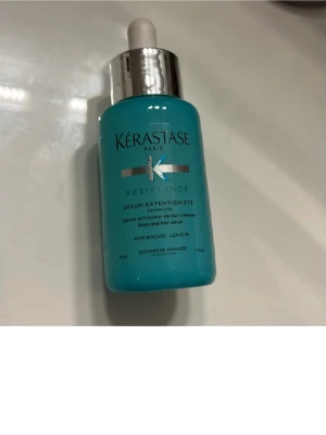 Kérastase Resistance Serum Extentioniste - Blå serumflaska från Kérastase Paris med silvrig pipettkork. Resistance Extentioniste är ett hårserum med ceramider, 50 ml, som aktiverar hårbotten och stärker håret. Snygg design och praktisk pipett för enkel applicering.