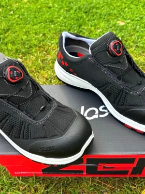 Arbetsskor(44)Skyddsskor,Jalas  - Hej och välkommen.   Du kollar på ett par riktigt schysta skyddsskor av kvalitetsmärket Jalas 7108 i strl 44  Skorna är helt nya och kommer från ett rök och djurfritt hem.  Nypris ca 2500:-  Skickas i originalkartongen.   Super lätt och behaglig skyddssko som påminner om ett par helt vanliga joggingskor.   Bra dämpning i kombination med perfekt stöd runt om och under fot.  Jalas 7108 Zenit Evo är en lätt, luftig och komfortabel skyddssko med BOA-snörning. Aluminiumtåhätta och spiktrampskydd 