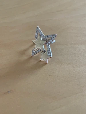 Silverring - Säljer en snygg silverring från ioaku🩵lite rostig pga vatten,fukt , därav priset 