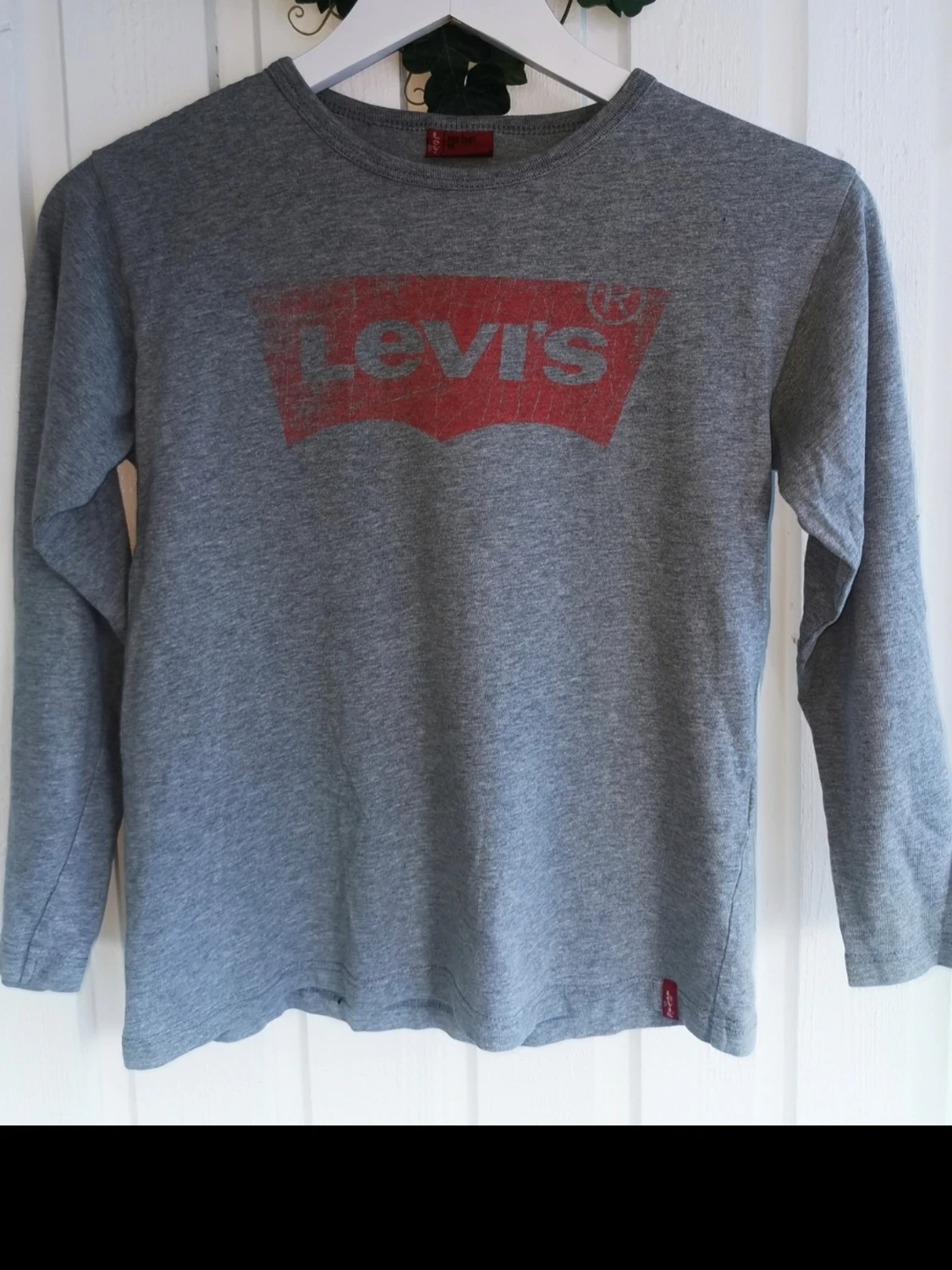 Grå långärmad Levi's tröja storlek 140 passar 10 år - 5