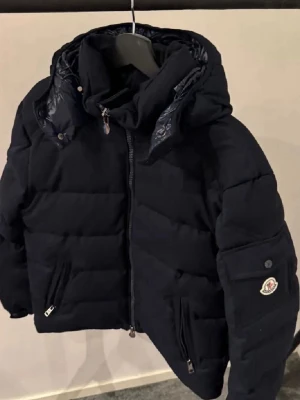 Moncler Montgenevre (ÄKTA) - Säljer min schyssta Moncler Montgenevre i mörkblå storlek 3. Den är helt felfri i toppskick. Säljer den pga att den ej används längre. (Äktehetsbevis finns!!) Skriv vid minsta lilla funderingen:)