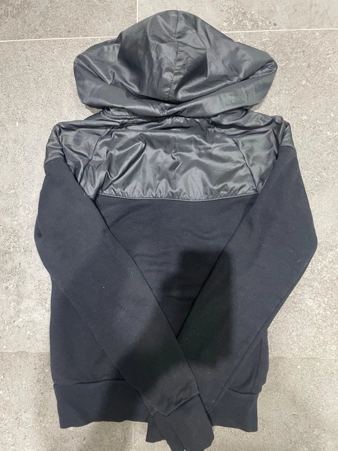 Svart vindjacka med huva från Nike - 2