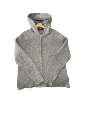 Palm angels sip up hoodie storlek M - En grå Palm angels sip up hoodie men logga på ryggen. Ut märkt skick endast använd några gånger. 100% äkta! Storlek M