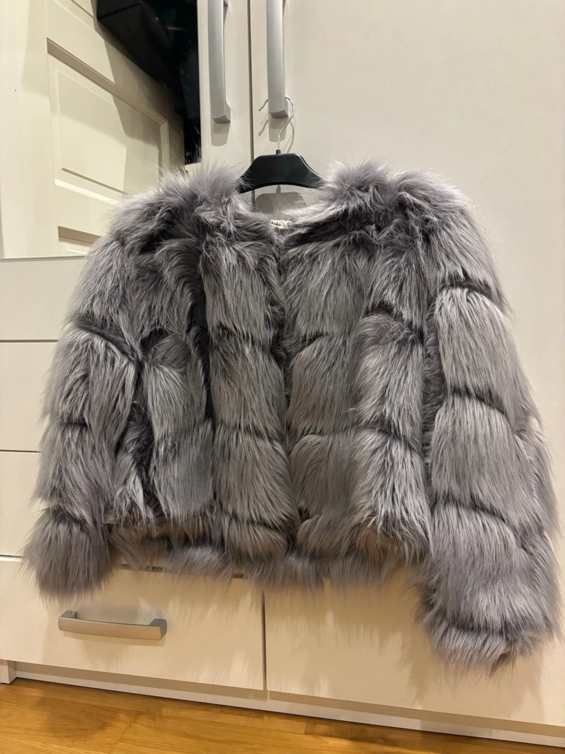 Grå fluffig pälsjacka