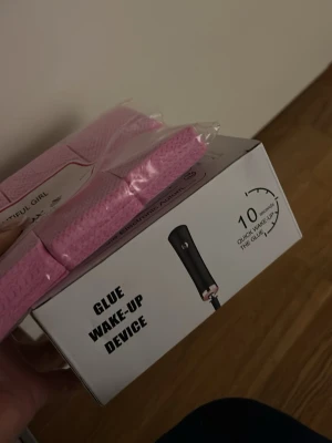 Frans tillbehör  - (HELT NY & OANVÄND) Elektronisk Glue Wake-Up Device som fixar upp franslim på 10 sekunder, perfekt för dig som gör fransförlängning. Kommer i originalförpackning. Medföljer även rosa cotton wipes som är öppnat och endast tagit lite från det. Även fransborstarna och fransschampo behållare är HELT NYA & OANVÄNDA 