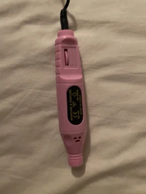Elektrisk nagelfil med tillbehör - Säljer en rosa elektrisk nagelfil med USB-sladd och ett set med olika sliphuvuden och filar i metall och sandpapper. Perfekt för att fixa naglarna hemma och forma eller polera dem. Köpt för 150kr säljer för 50kr. 