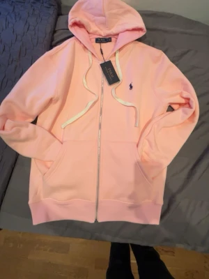 Ralph lauren zip up Rosa  - En mysig höst hoodie som är lite oversized men inte för stor. Är Storlek S men stor i storleken.