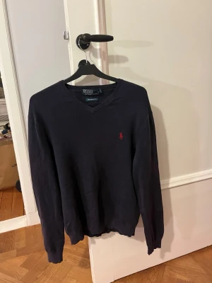 Mörkblå tröja från Polo Ralph Lauren - Stilren ralph lauren sweatshirt i marinblå, tröjan kostar ca 2000 ny så detta är därför ett super pris. Tröjan är i storlek S men finns även i M i min profil för samma pris. Skriv om du har några frågor. Passar perfekt för skoldagar, middagar och andra tillfällen.