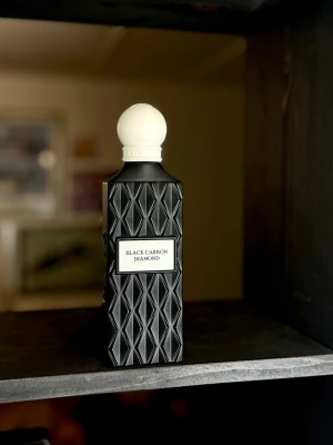 Black Carbon Diamond Ibraheem AlQurashi - Fin doft från Mellanöstern med rosor. Ca 130/150ml kvar, med tillhörande låda.