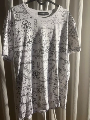 Vit Chrome Hearts t-shirt med tryck - Säljer min Chrome hearts t-shirt eftersom att den aldrig kommit till användning, den är i nyskick, storlek S, tags medföljer hör av er gärna!