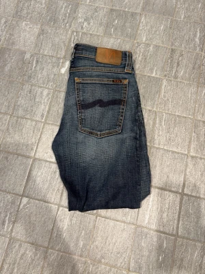 Mörkblå jeans från Nudie - Snygga mörkblå jeans från Nudie.                Storlek W26 L32 passar dok mer som W29.   PRIS 400kr. Slim fit. Skickas Direkt