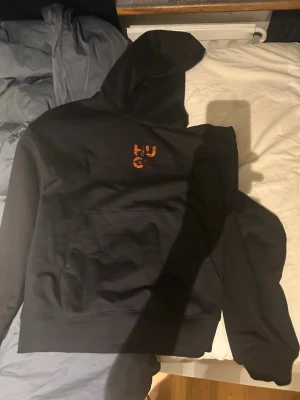 Hugo boss hoodie - Fräsch Hugo boss hoodie som jag fick i julklapp men inte passa mig
