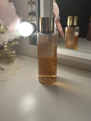 Victoria's Secret Bare Vanilla mist - Fragrance mist med 250 ml volym. På baksidan står 'Whipped vanilla, soft cashmere, skin to skin.” Perfekt för dig som vill ha en fräsch touch i vardagen. Hör av er vid funderingar! 💗