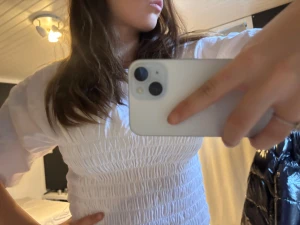 Vit blus - En vit blus från Nelly i storlek M. Den har aldrig kommit till användning så den är helt ny och aldrig använd. På hemsidan så är priset 299 kronor men jag säljer den för 100 kronor. Du står för frakten, hör av dig vid intresse💕